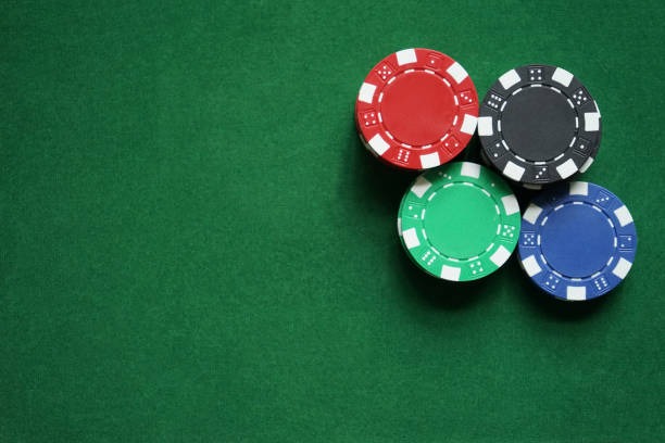 Live dealer conducting Texas Poker game at k86toto studio